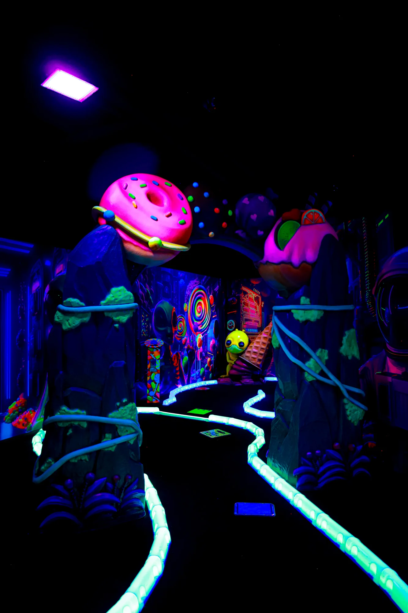 Forfait Familial Mini-Golf Fluo UV — 2 adultes et 2 enfants chez Explozone